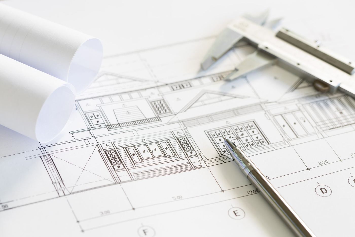 Planos de construcción y herramientas de dibujo sobre una mesa